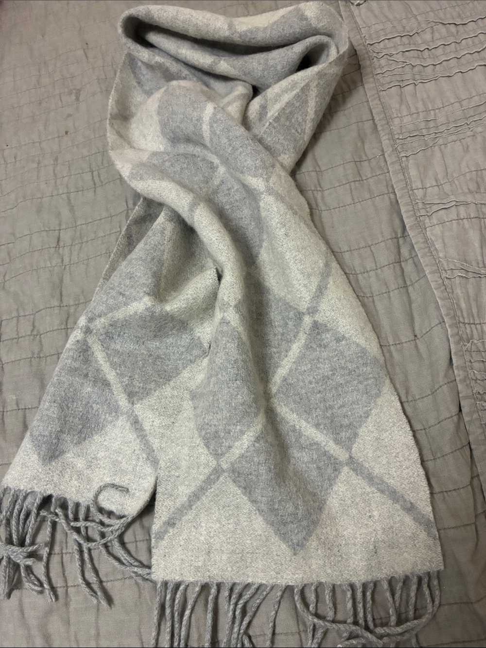 Cozy Gray Diamond-Patterned Scarf - Soft Everyday Wrap